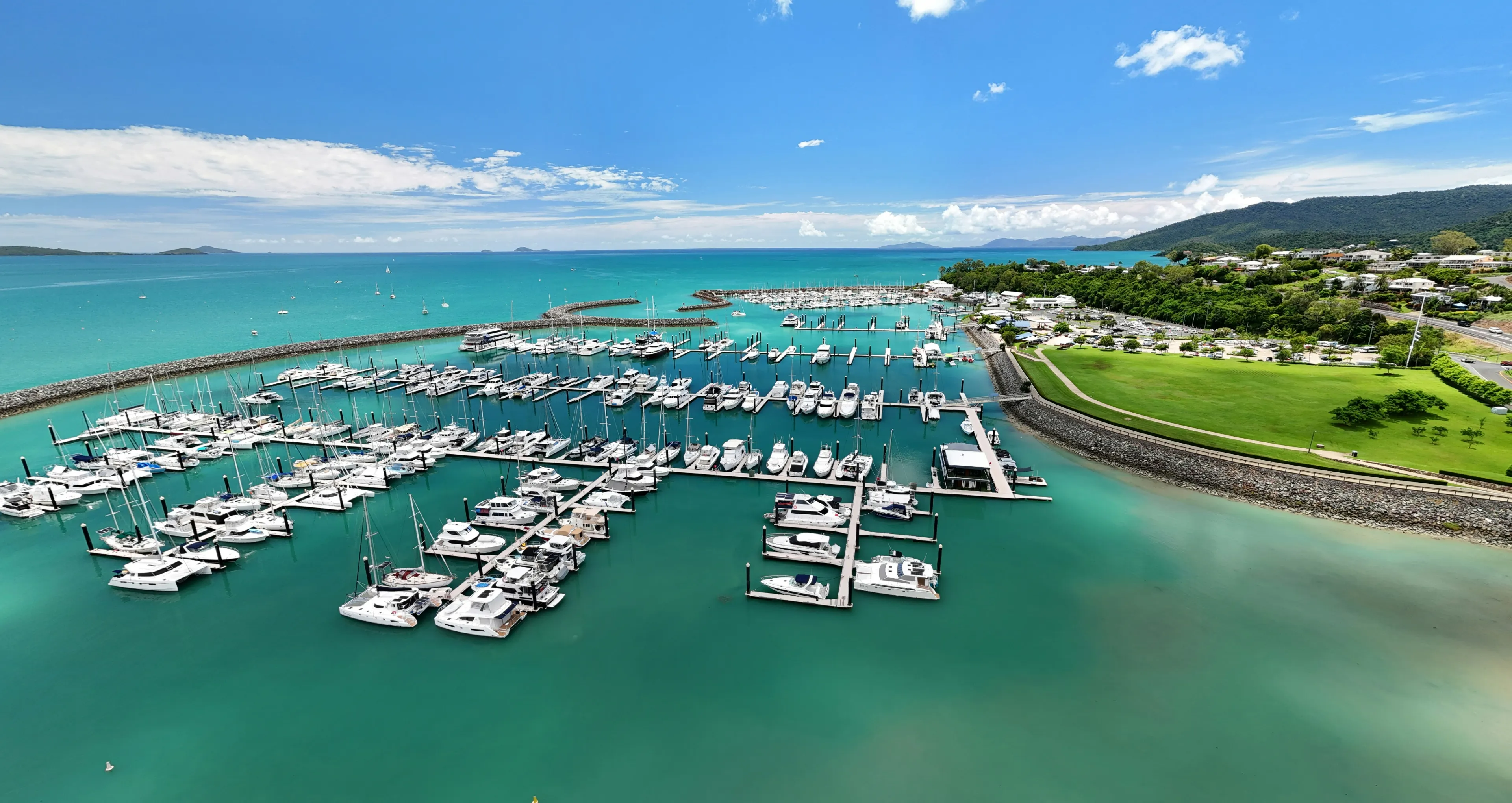 airlie-beach-cannonvale.webp